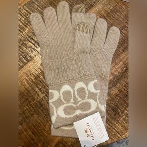 Gorgeous COACH logo knit caramel/vanilla touch winter gloves